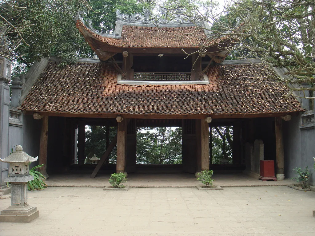 Uno dei templi del complesso degli Hung Kings a Phu Tho tra gli alberi della montagna