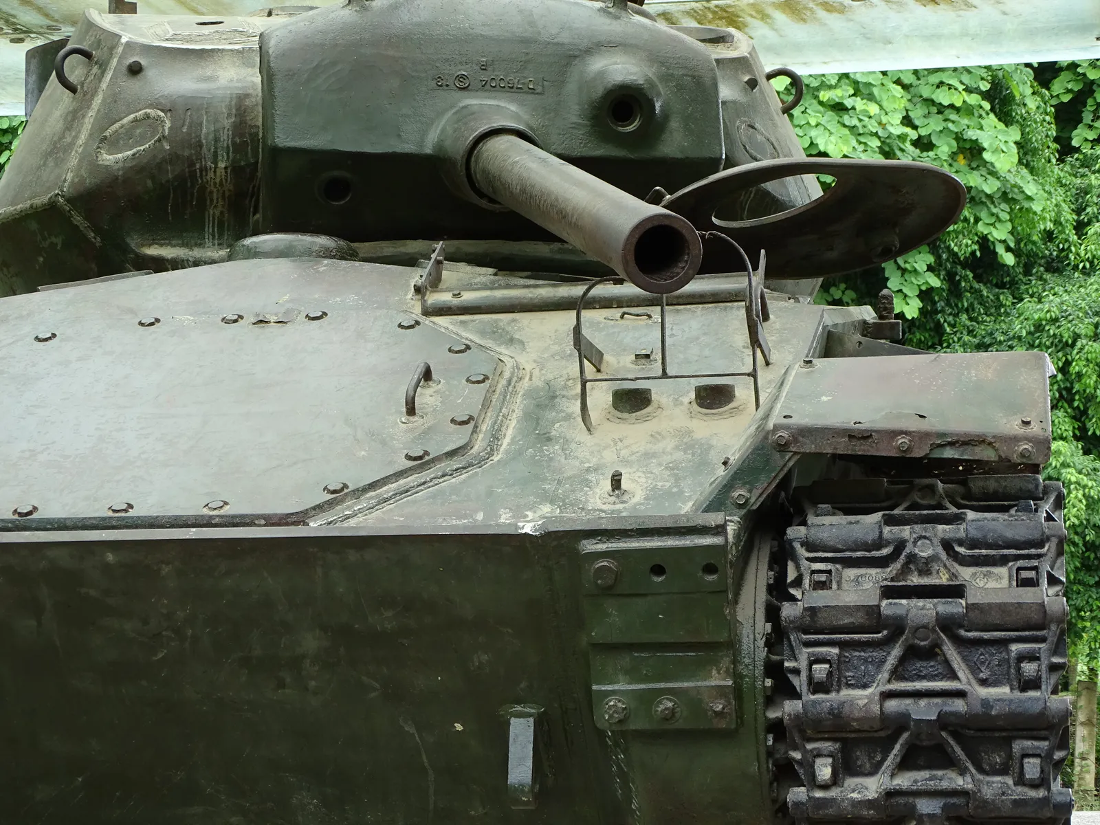 Carro armato francese catturato davanti al bunker del colonnello De Castries a Dien Bien Phu