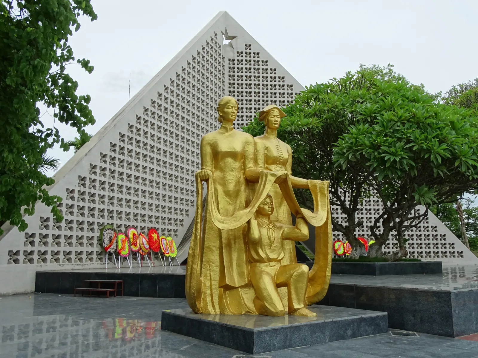 Monumento alle famiglie dei soldati nel cimitero militare di Dien Bien Phu