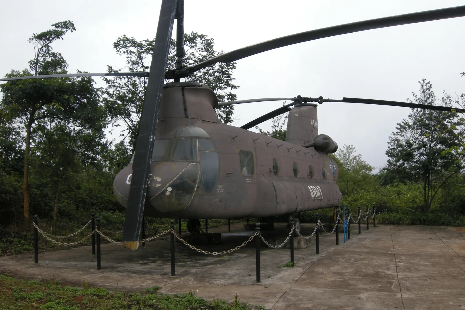 Base di combattimento di Khe Sanh La base di combattimento di Khe Sanh nella DMZ del Vietnam: l'elicottero CH-47 Chinook esposto nel museo all'aperto
