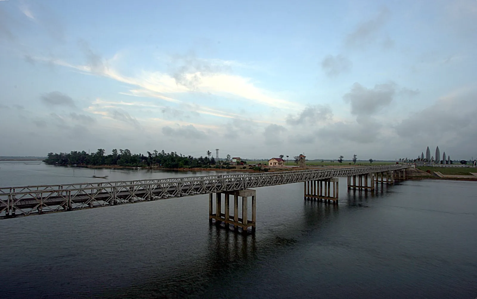 Ponte di Hien Luong, 17° parallelo Il ponte di Hien Luong sul fiume Ben Hai nella DMZ del Vietnam, sul vecchio confine tra Nord e Sud