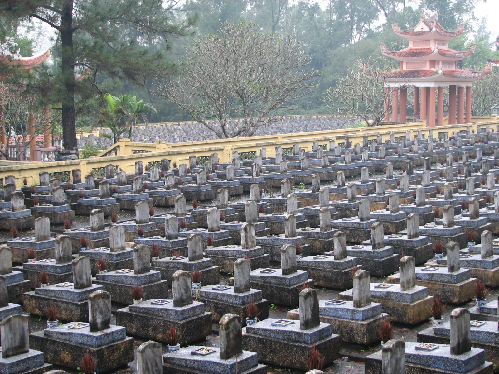Cimitero nazionale di Truong Son Il cimitero nazionale di Truong Son nella DMZ del Vietnam: le migliaia di tombe di caduti lungo la pista Ho Chi Minh
