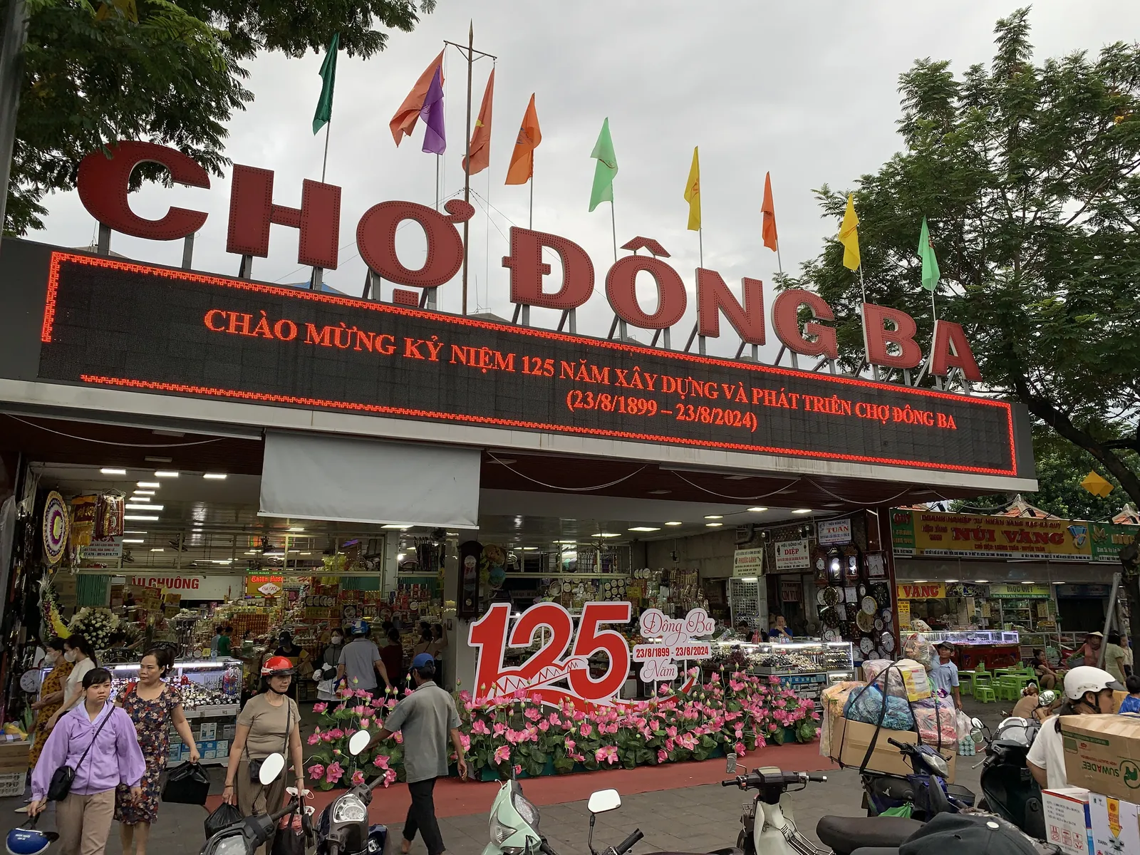L'ingresso del mercato Dong Ba a Hue, il mercato coperto più grande della città imperiale con la grande insegna rossa e le bancarelle all'aperto
