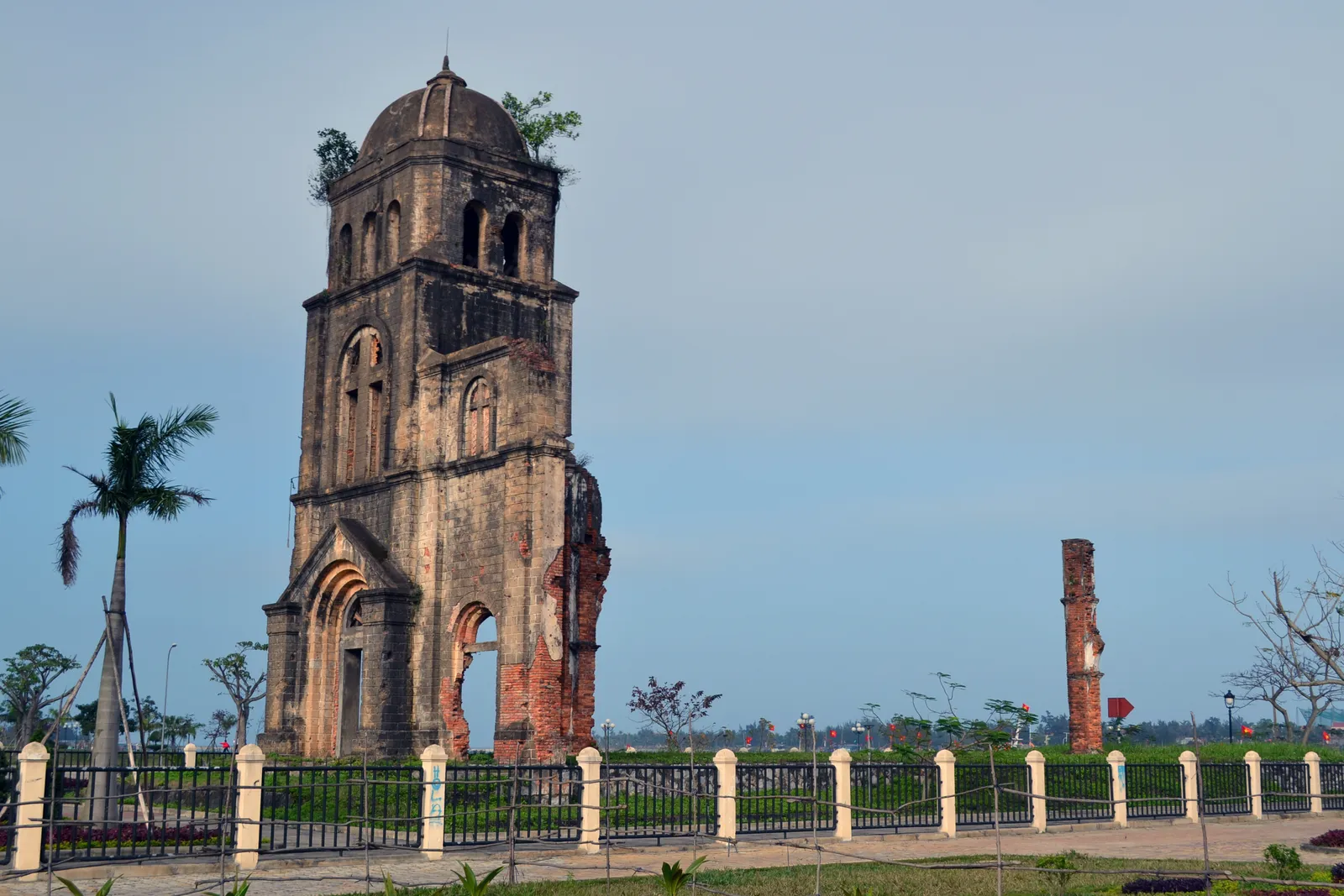 Rovine della chiesa di Tam Toa Le rovine della chiesa di Tam Toa a Dong Hoi, distrutta durante la Guerra del Vietnam