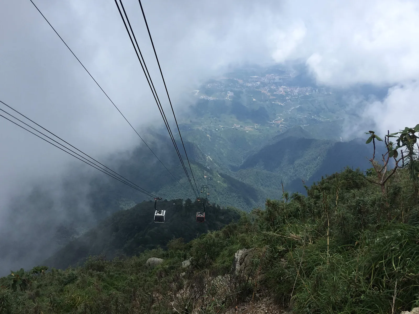 Funivia di Fansipan e panorama su Sapa Funivia di Fansipan con la città di Sapa sullo sfondo tra le montagne del Vietnam del Nord