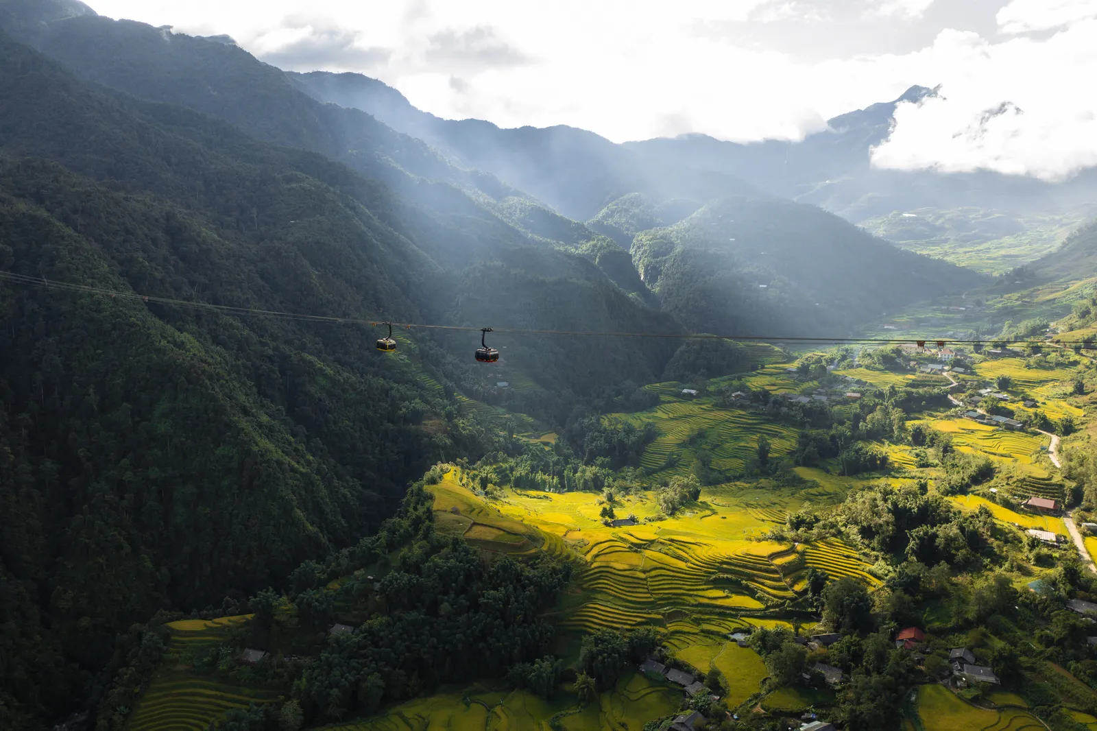 Funivia del Fansipan, Sapa Funivia del Fansipan sopra la valle di Muong Hoa a Sapa, trekking verso la cima più alta del Vietnam