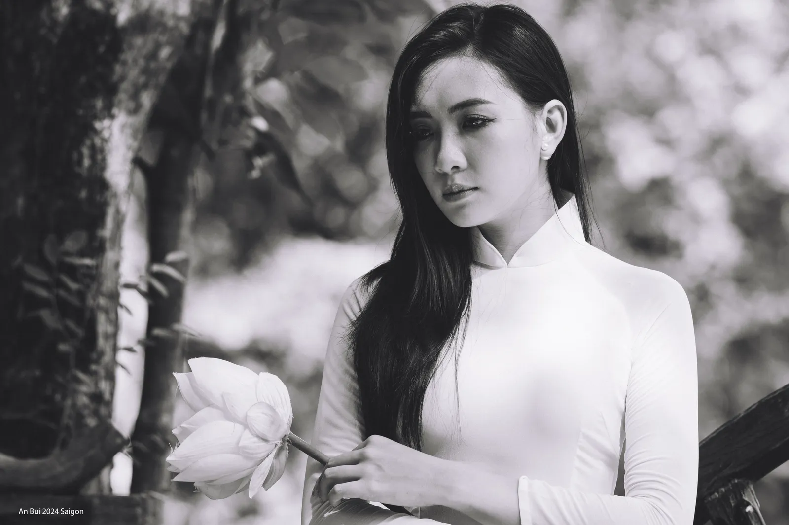 Ao dai vietnamita tradizionale Ragazza vietnamita con un ao dai bianco tradizionale durante un servizio fotografico