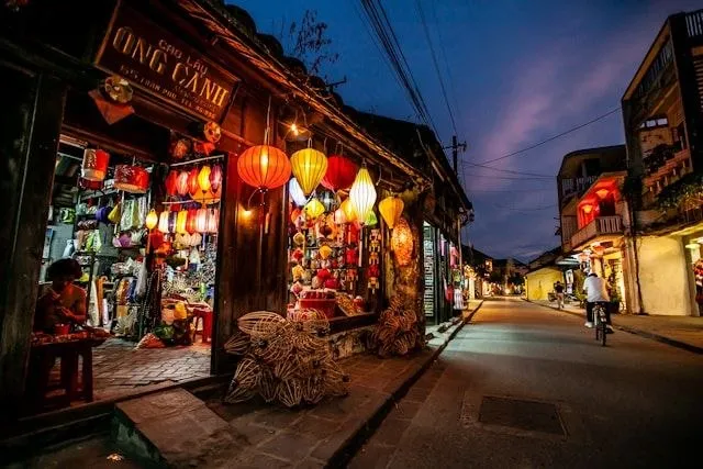 Lanterne accese nel centro storico di Hoi An Negozio con lanterne colorate accese in una strada del centro storico di Hoi An al crepuscolo