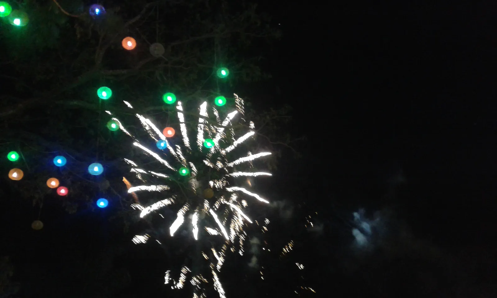 Fuochi d'artificio sul cielo di Buon Ma Thuot durante una serata del Festival del caffè