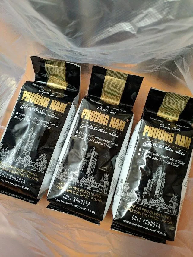 Tre sacchetti da 500 grammi di caffè robusta vietnamita Phương Nam, con la scritta Culi Robusta sulle confezioni nere e oro