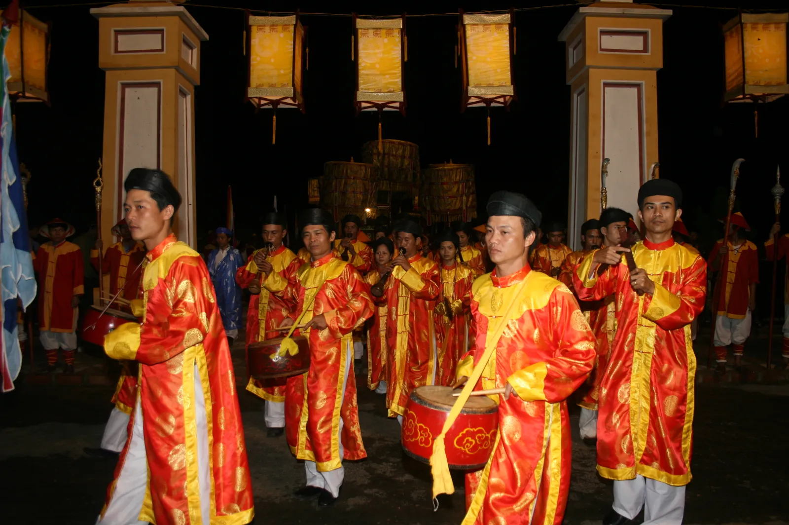 Musica di corte Nhã nhạc al Festival di Hue Orchestra di musica di corte Nhã nhạc in costume rosso e oro al Festival di Hue