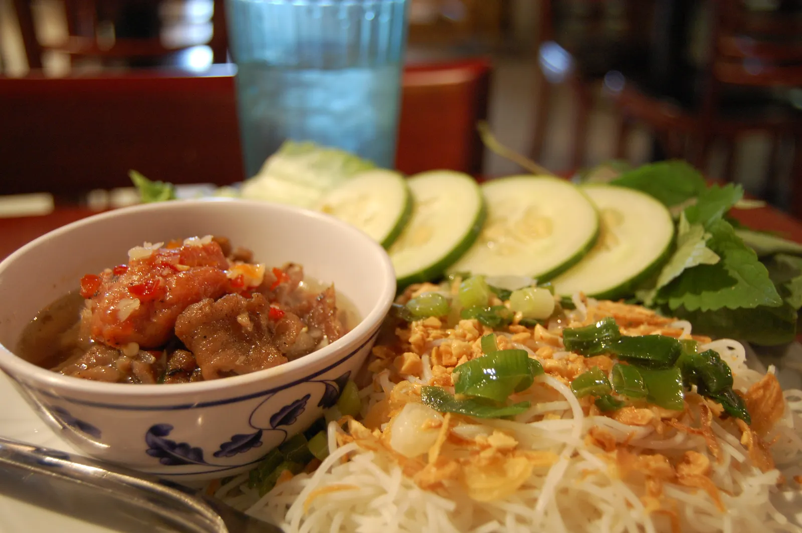 Bún chả a tavola in Vietnam Galateo in Vietnam: un piatto di bún chả condiviso a tavola con bacchette e salse