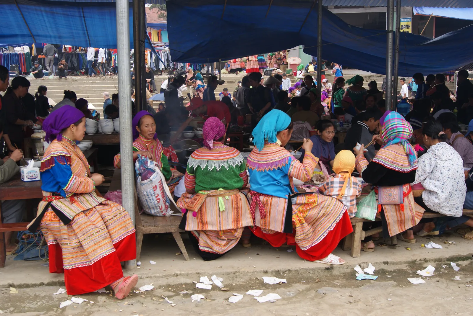 Mercato domenicale di Bac Ha Bancarella di street food al mercato domenicale di Bac Ha, dove contrattare con garbo fa parte del galateo in Vietnam