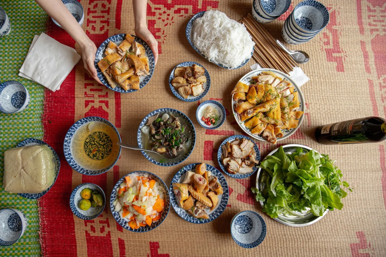 Tavolata vietnamita con piatti condivisi Galateo in Vietnam: tavolata con piatti vietnamiti condivisi, bacchette e ciotole di porcellana