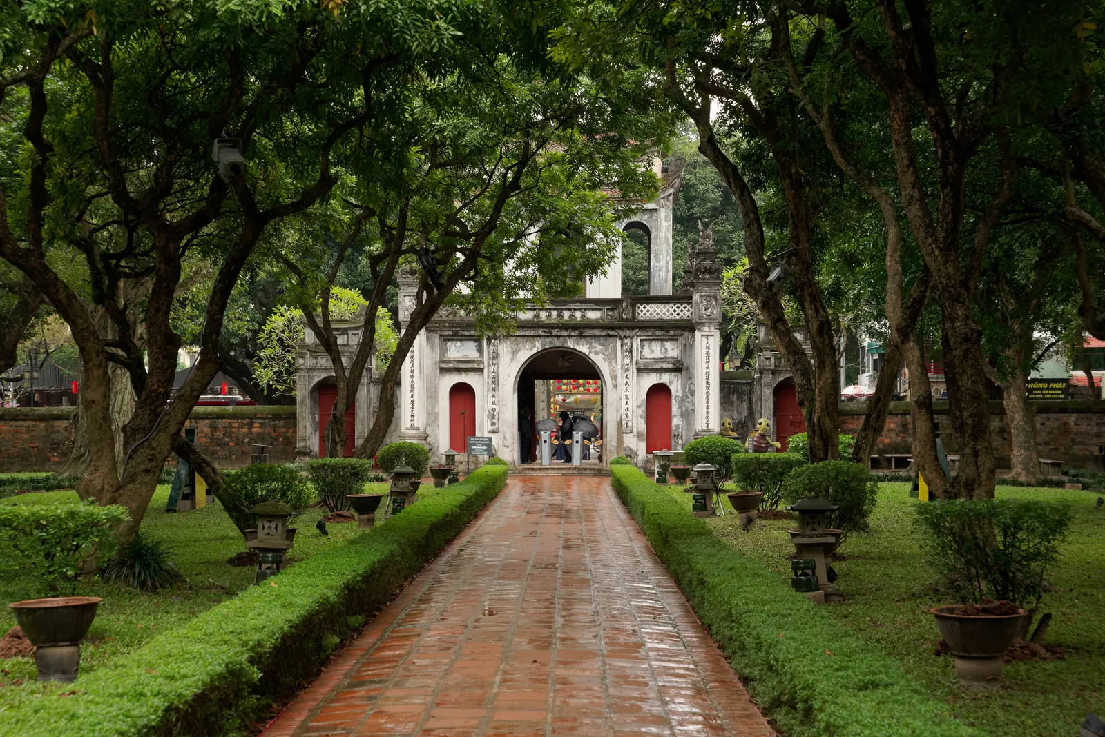 Tempio della Letteratura di Hanoi Porta principale del Tempio della Letteratura di Hanoi, esempio di luogo sacro dove vale il galateo vietnamita