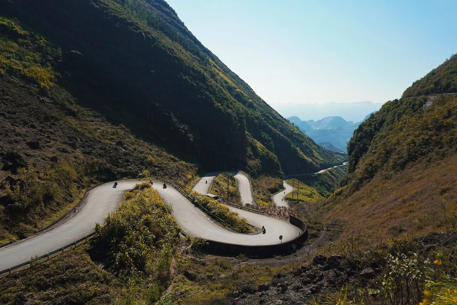 I tornanti del passo Tham Ma sulla strada del loop di Ha Giang in autunno