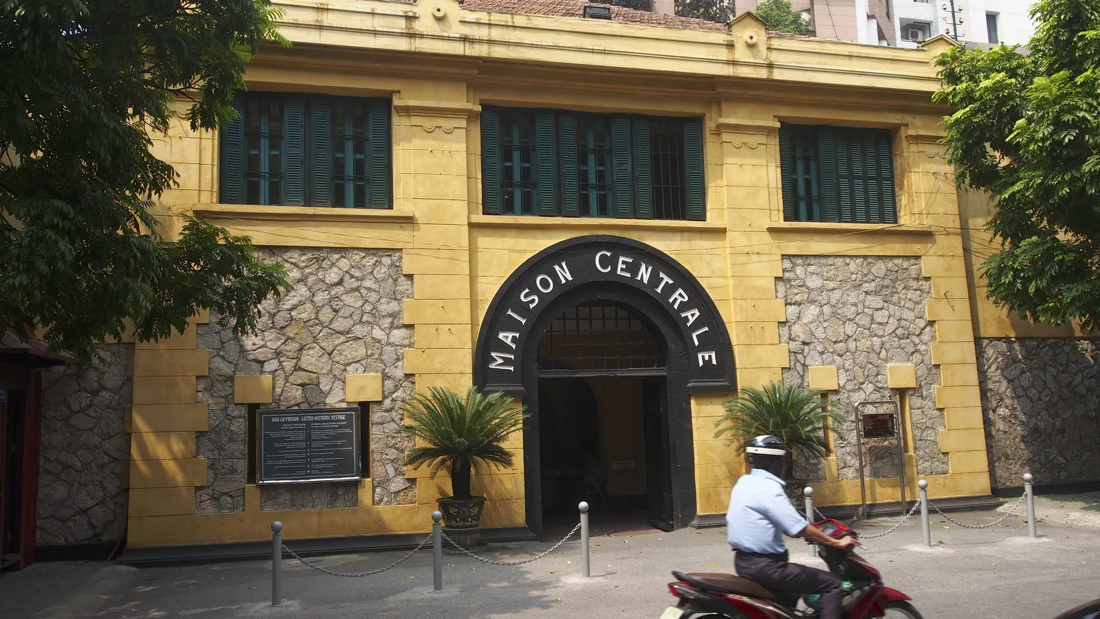 Prigione di Hoa Lo, la Hanoi Hilton Prigione di Hoa Lo a Hanoi, l'ingresso della Maison Centrale legato alla guerra del Vietnam