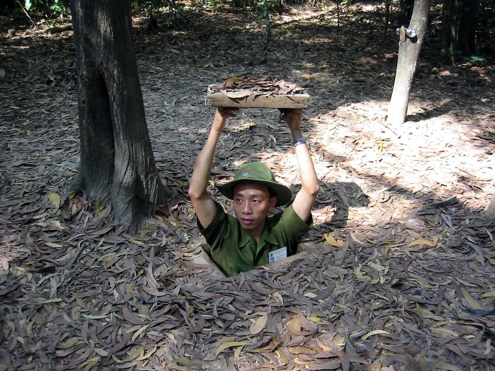 Ingresso nascosto dei tunnel di Cu Chi Guerra del Vietnam: guida mostra l'ingresso nascosto di un tunnel di Cu Chi