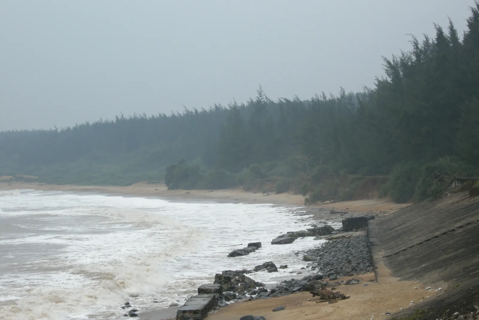 Uscita sul mare dei tunnel di Vinh Moc Tunnel di Vinh Moc nella DMZ del Vietnam: l'uscita verso il Mar Cinese Meridionale