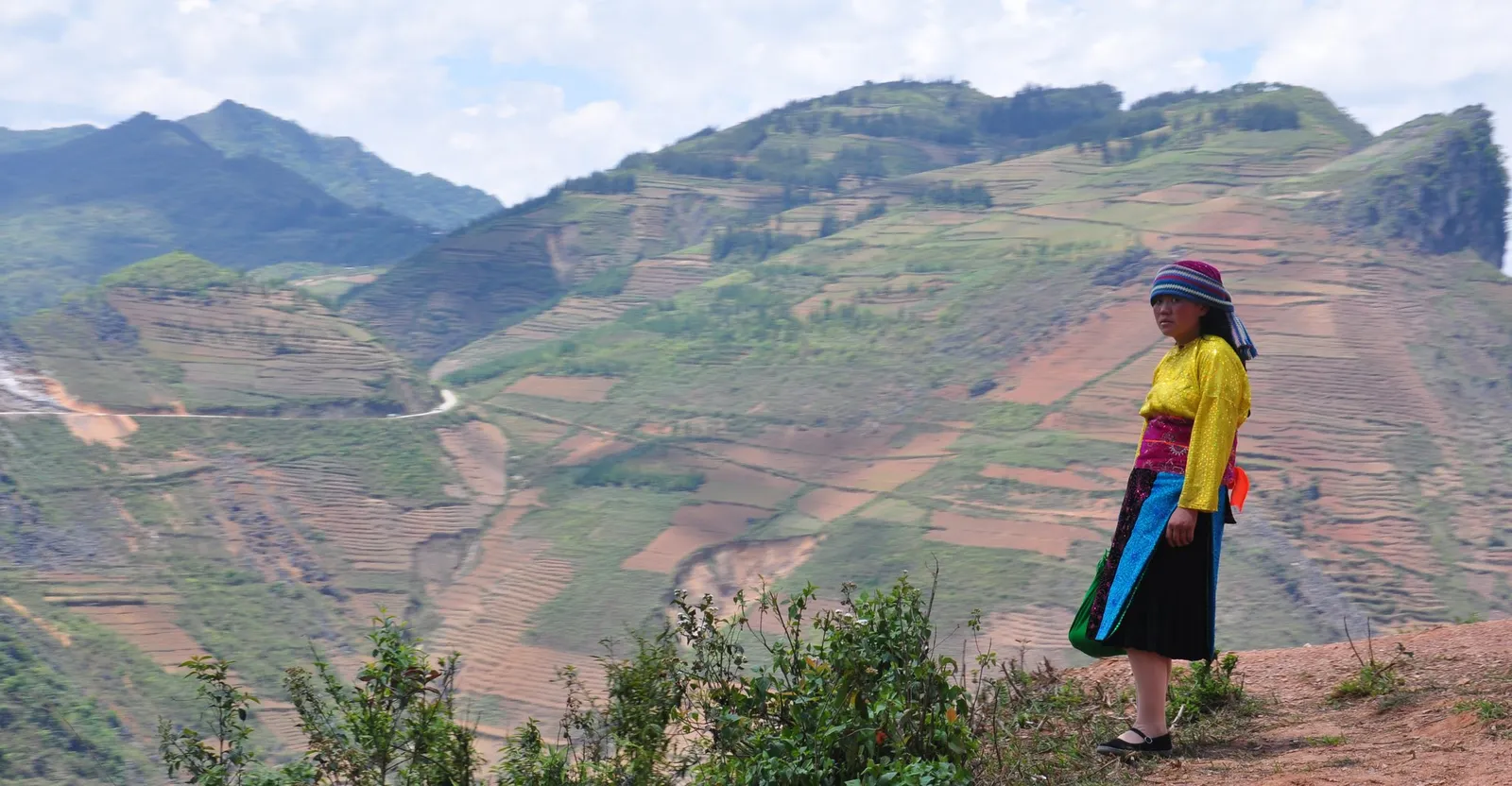 H'Mong a Lung Cu - Ha Giang Donne H'Mong con gli abiti tradizionali colorati vicino a Lung Cu, Ha Giang