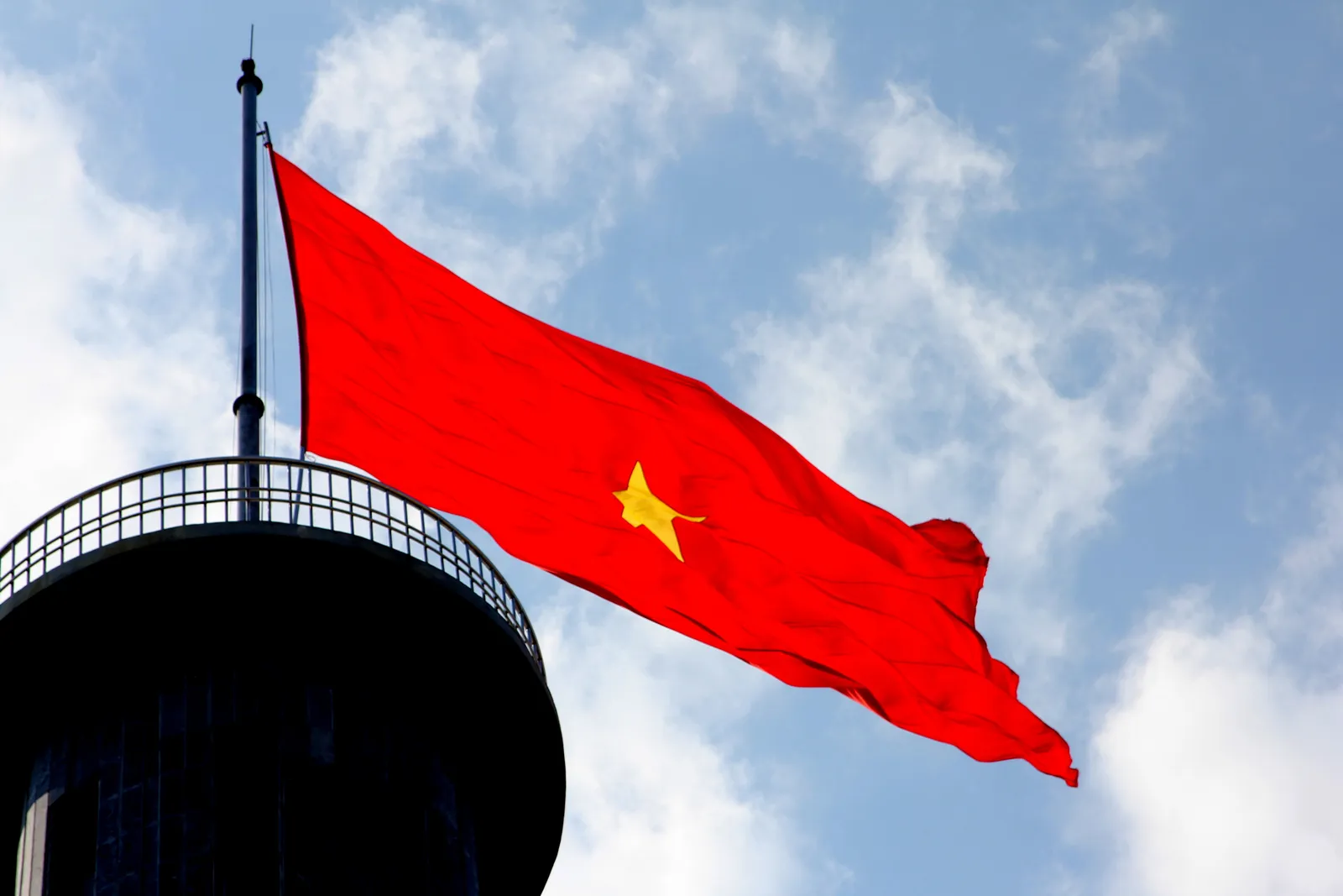 Bandiera vietnamita sulla torre di Lung Cu, il punto più a nord del Vietnam, vicino ai campi di grano saraceno