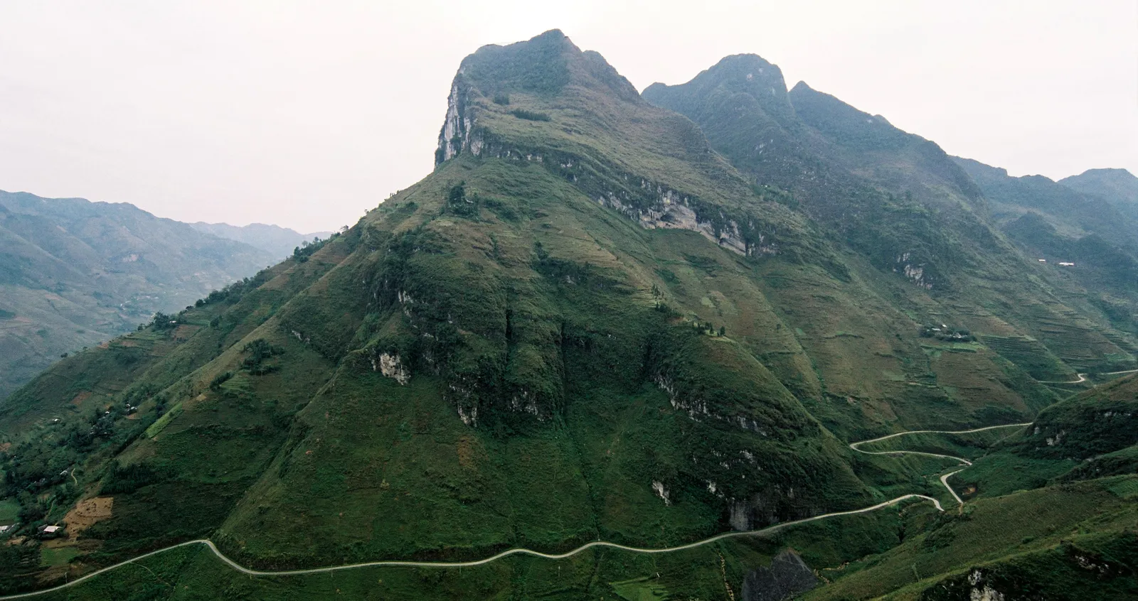 Passo Ma Pi Leng, Ha Giang Passo Ma Pi Leng ad Ha Giang, strada panoramica tra le montagne carsiche del Vietnam del Nord