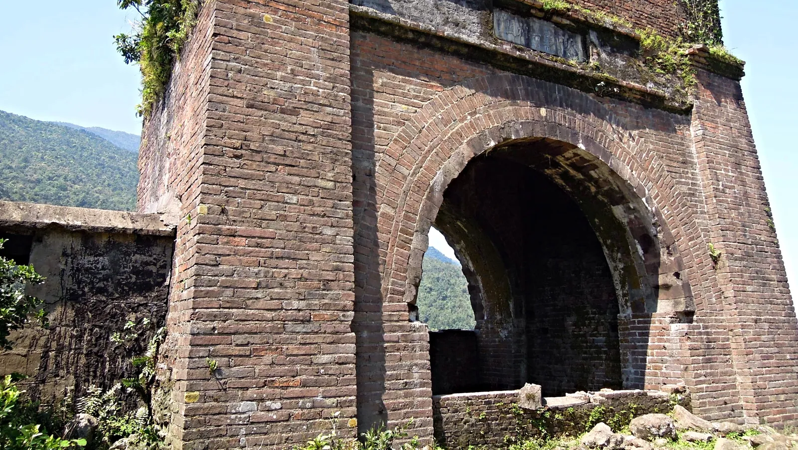 La Porta di Hai Van La Porta di Hai Van in mattoni, costruita nel 1826 alla sommità del valico