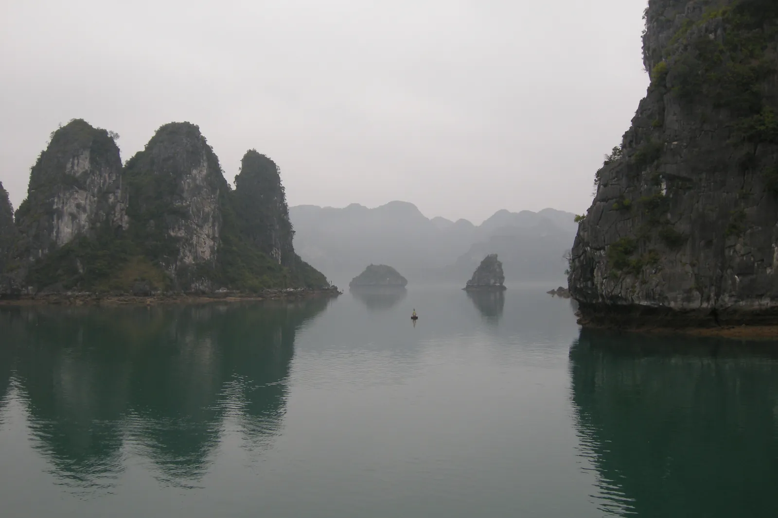 Baia di Halong a settembre Isole carsiche della Baia di Halong (Vịnh Hạ Long) sotto un cielo di settembre