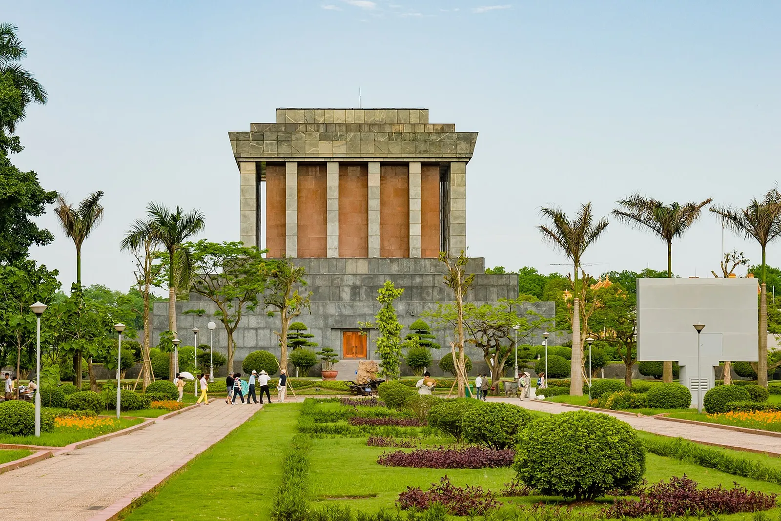 Mausoleo di Ho Chi Minh, piazza Ba Dinh Mausoleo di Ho Chi Minh in piazza Ba Dinh, tappa del secondo giorno dell'itinerario di Hanoi
