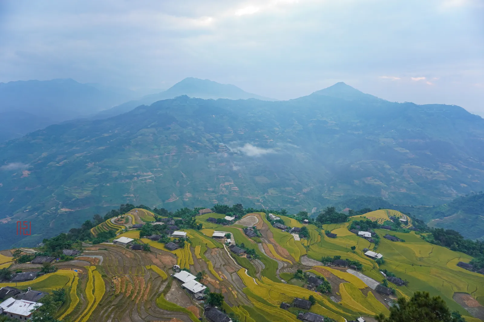 Il villaggio di Ban Phung avvolto dalla foschia tra le risaie a terrazze di Hoang Su Phi