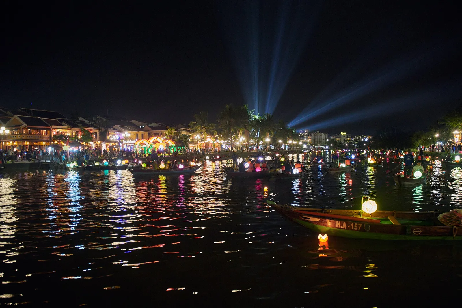 Barche e lanterne sul fiume Hoai Barche con lanterne accese sul fiume Hoai a Hoi An durante la notte di luna piena