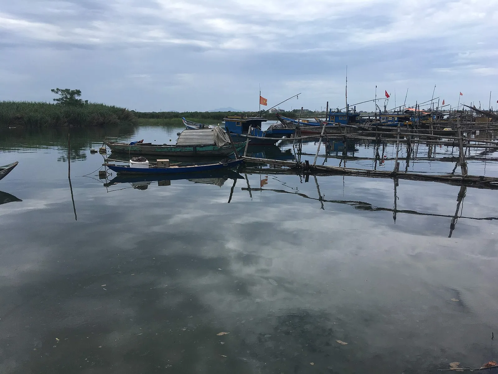 Barche da pesca all'ancora su un braccio del fiume Thu Bon nell'isola di Cam Kim, nei dintorni di Hoi An