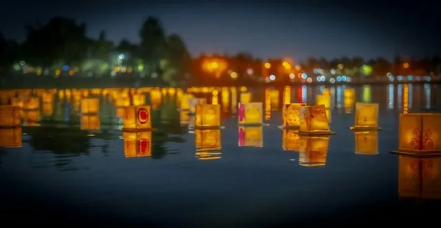 Lanterne galleggianti sul fiume Hoai Lanterne galleggianti accese che si riflettono sull'acqua del fiume Hoai durante la notte di luna piena a Hoi An