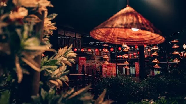 Lanterne di notte nel centro storico di Hoi An Lanterne rosse e cappelli vietnamiti trasformati in lampade accesi di notte nel centro storico di Hoi An