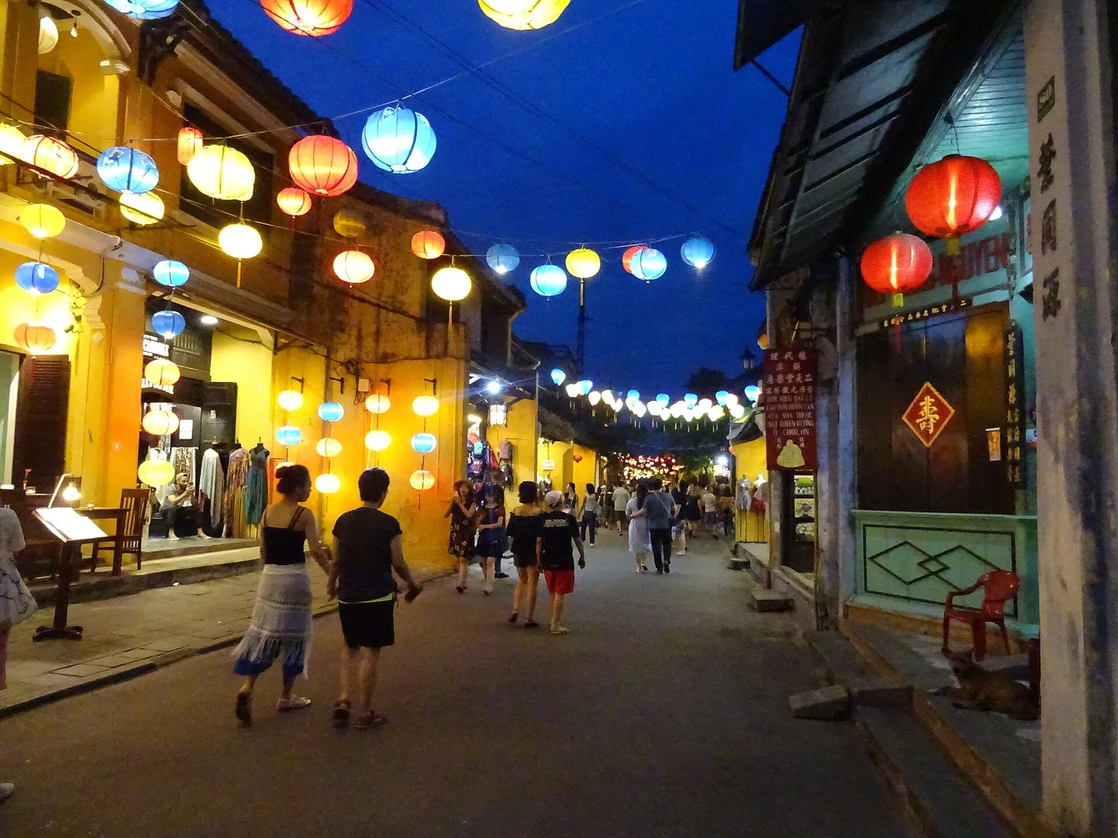 Lanterne accese nel centro storico di Hoi An Lanterne colorate illuminate nel centro storico di Hoi An durante la vita notturna serale