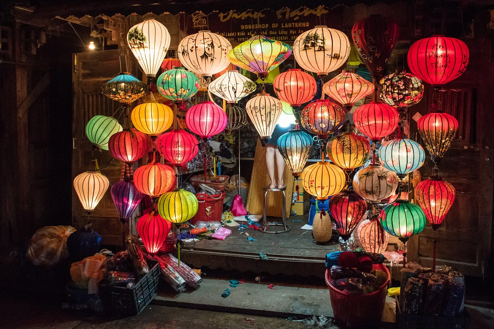 Lanterne di seta nel centro storico di Hoi An Lanterne di seta accese appese davanti ai portici delle case nel centro storico di Hoi An