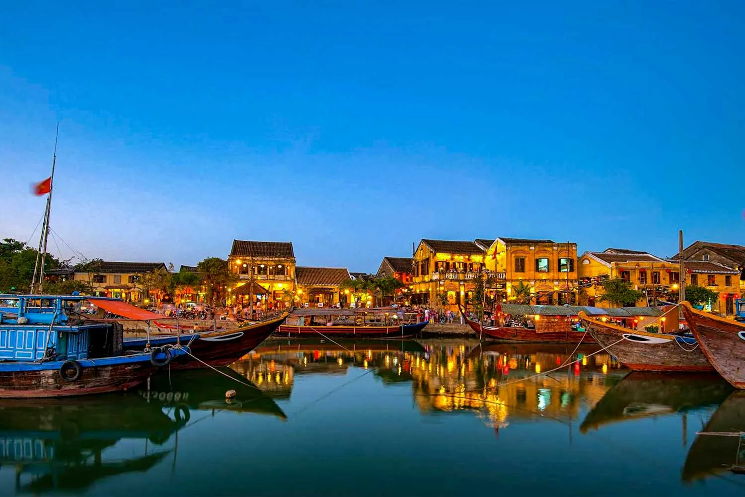 Porto fluviale di Hoi An al tramonto, barche e vecchie case