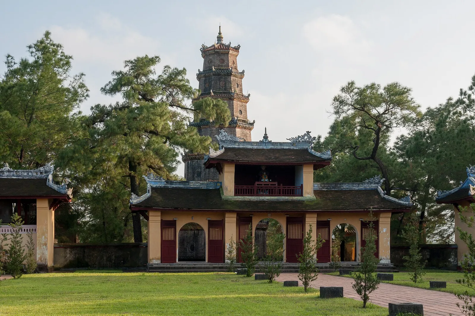 Pagoda Thien Mu - Hue La torre ottagonale della Pagoda Thien Mu sul Fiume dei Profumi a Hue