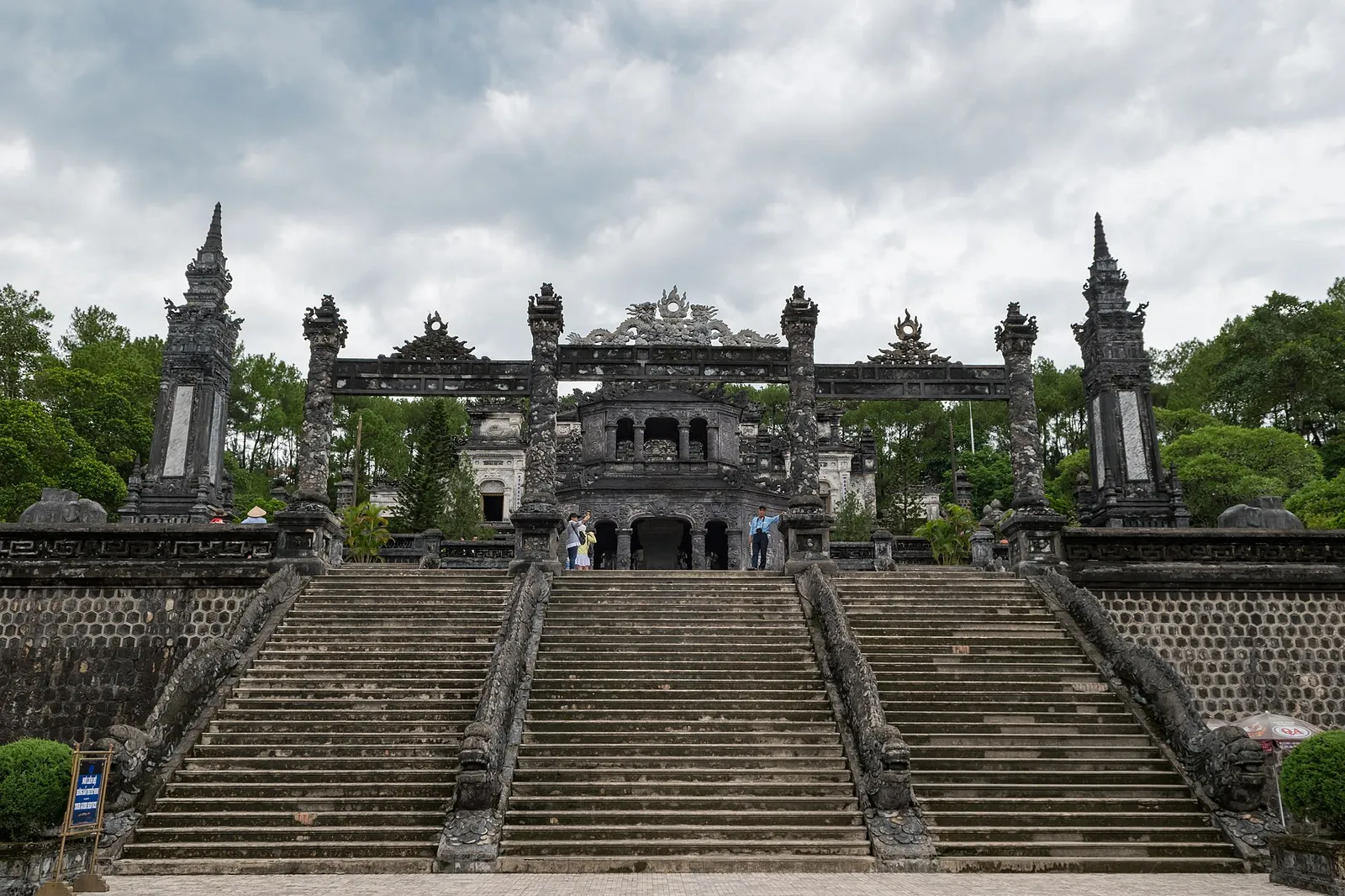 Tomba di Khai Dinh - Hue La facciata monumentale della tomba di Khai Dinh a Hue, tra gotico e Art Déco