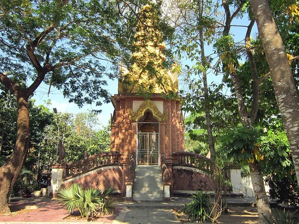 Chùa Âng, la torre d'ingresso della pagoda khmer a Tra Vinh Torre d'ingresso con portale dorato della pagoda khmer Chùa Âng a Tra Vinh, nel Delta del Mekong