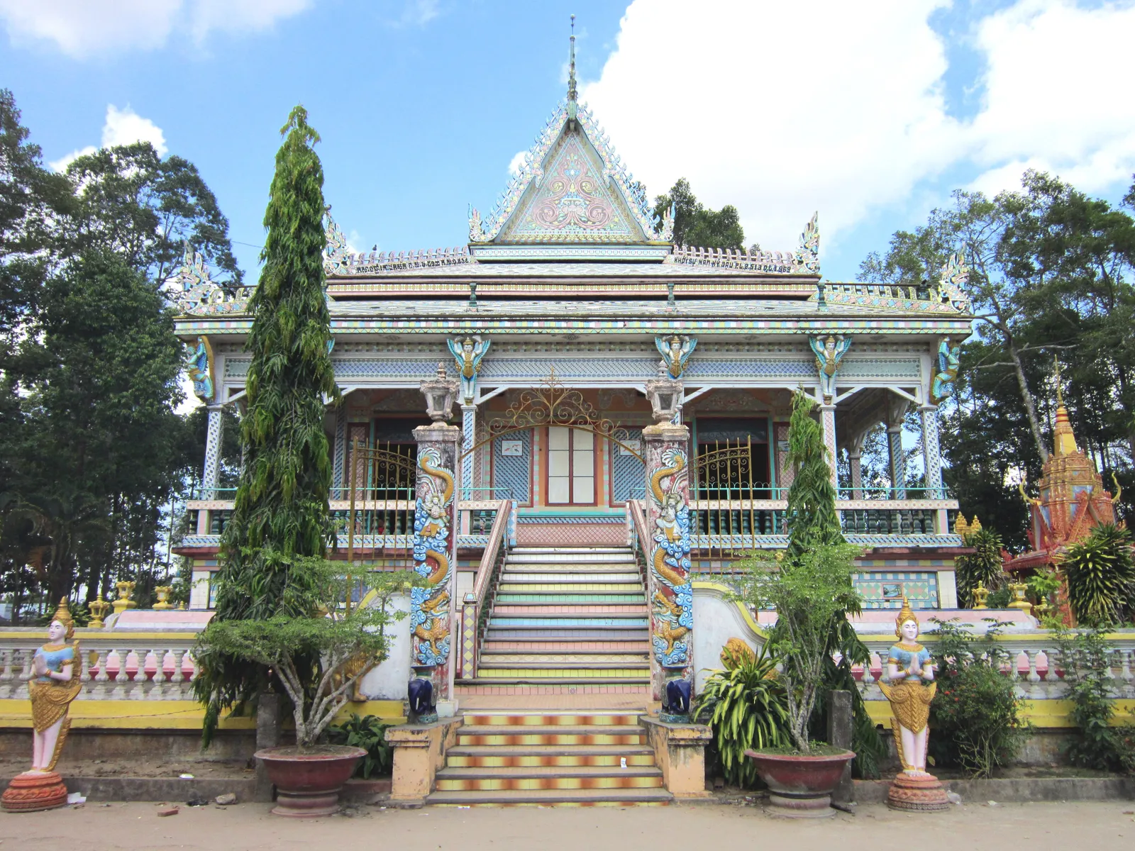Chùa Chén Kiểu, la pagoda dei cocci a Soc Trang Chùa Chén Kiểu a Soc Trang, pagoda khmer decorata con cocci di ceramica colorata