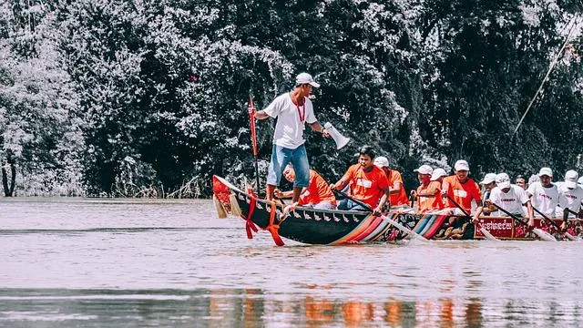 Barca ghe ngo in allenamento nel Delta del Mekong Equipaggio di una barca ghe ngo in allenamento sulle acque del Delta del Mekong