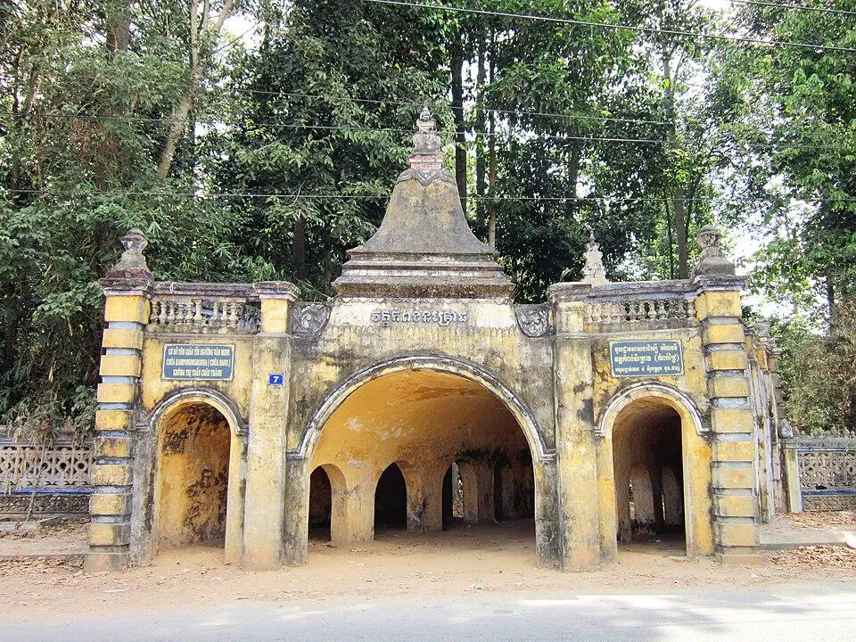 Il portale d'ingresso della Chùa Âng a Tra Vinh Portale d'ingresso in stile khmer della Chùa Âng a Tra Vinh, nel cuore della cultura Khmer Krom