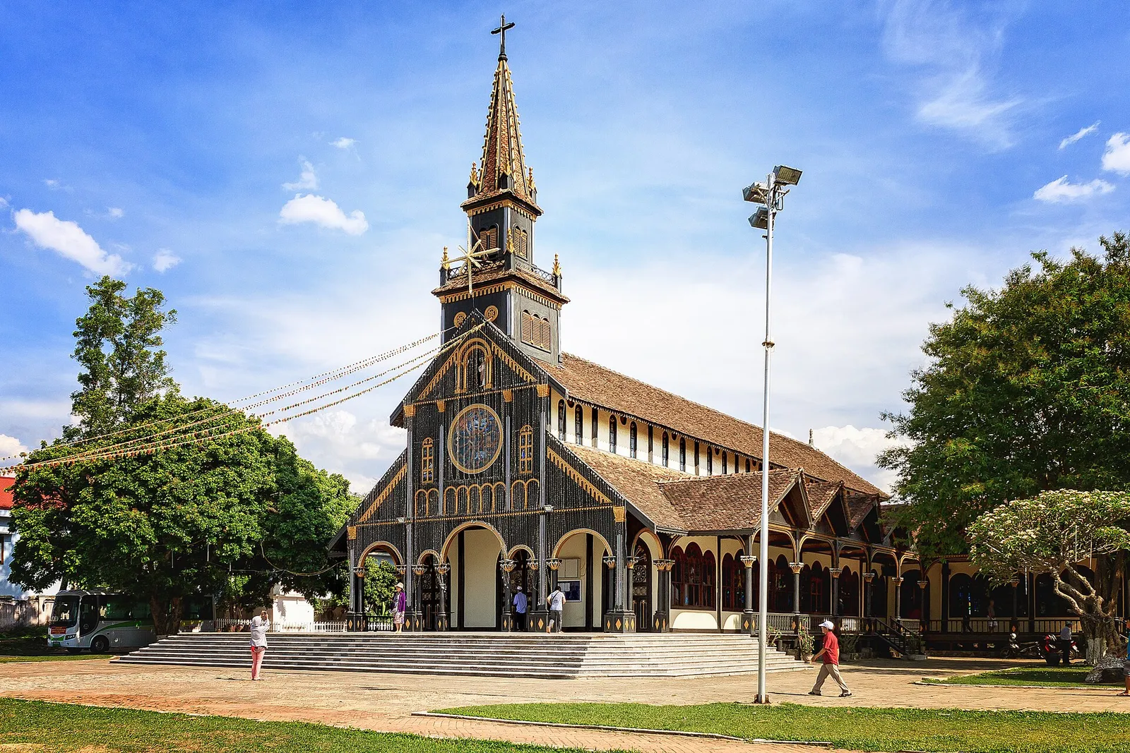 Chiesa di legno di Kon Tum La chiesa di legno di Kon Tum: facciata e campanile tra architettura coloniale e tradizione Bahnar