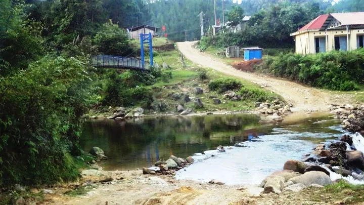 Ponte sospeso sul torrente a Mang Den Torrente con ponte sospeso pedonale nella pineta di Mang Den, altopiano di Kon Tum