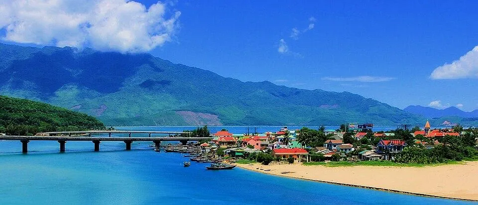 La laguna e la spiaggia di Lang Co La laguna di Lang Co con il villaggio di pescatori, la spiaggia e il ponte sulla strada costiera
