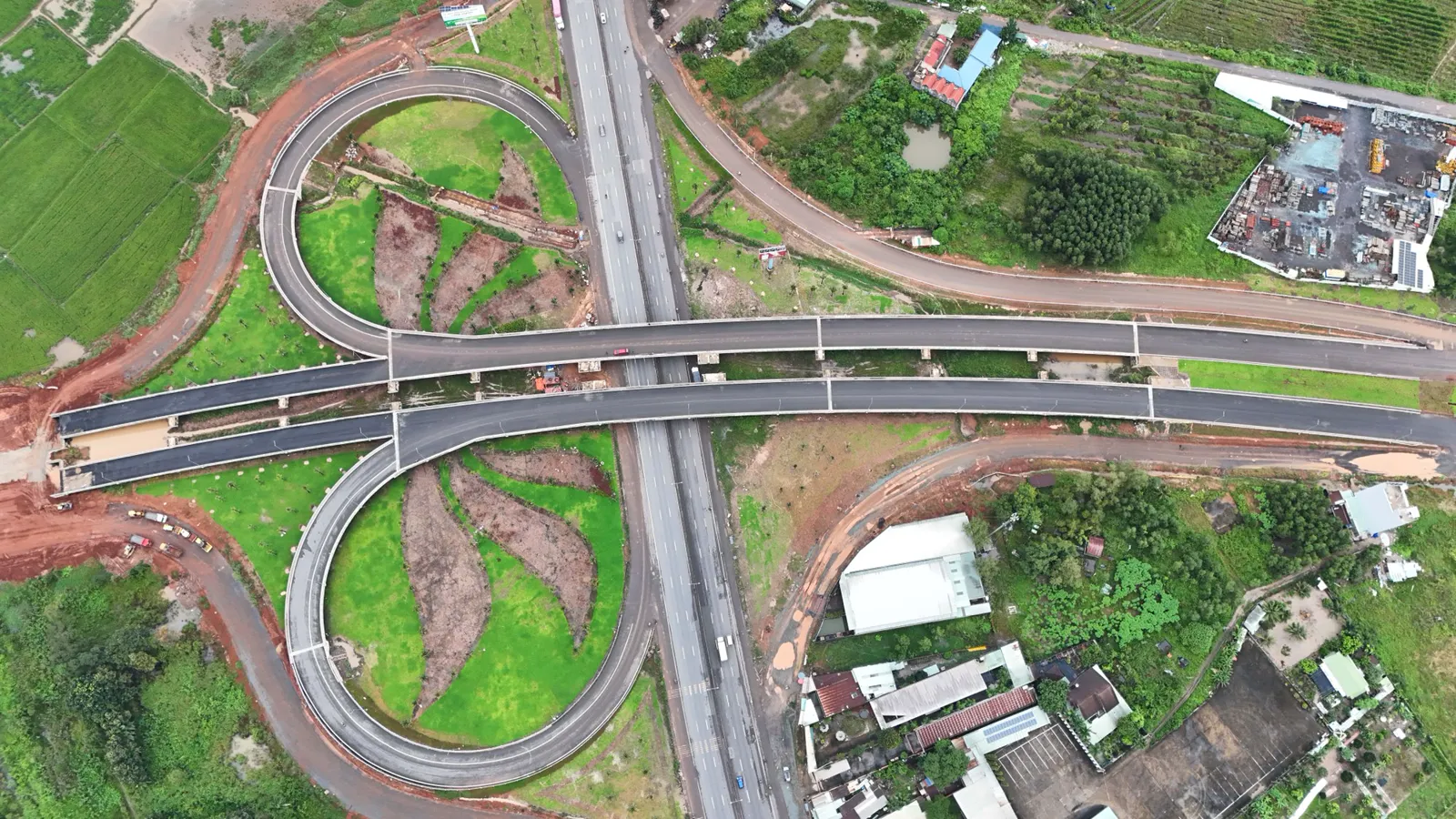 Svincolo autostradale per l'aeroporto di Long Thanh Svincolo autostradale a forma di fiore sulla strada per l'aeroporto di Long Thanh, Vietnam