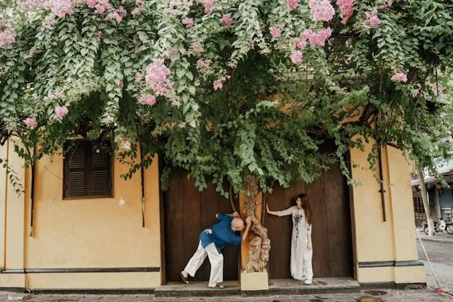 Ao dai ad Hoi An Coppia in abiti tradizionali ao dai ad Hoi An, fotografia romantica durante una luna di miele in Vietnam