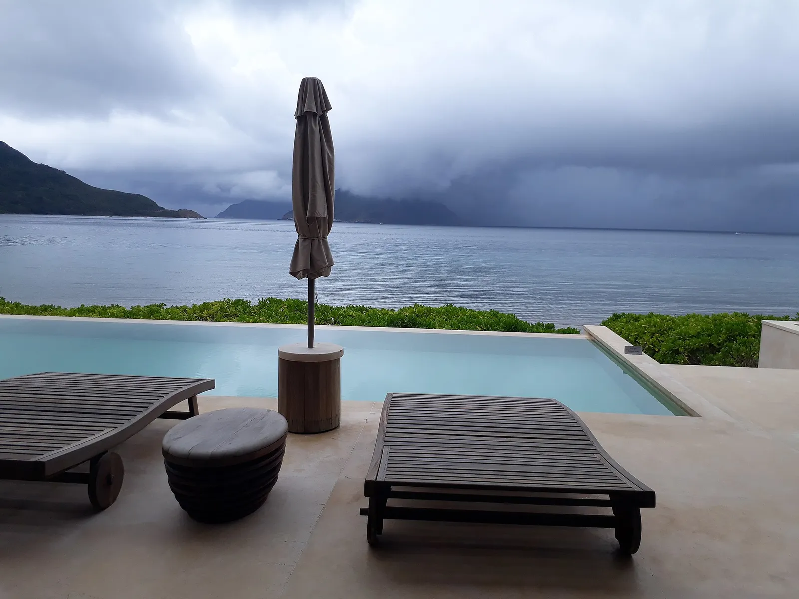Resort con vista mare a Con Dao Piscina privata con vista mare in un resort di lusso a Con Dao, Vietnam