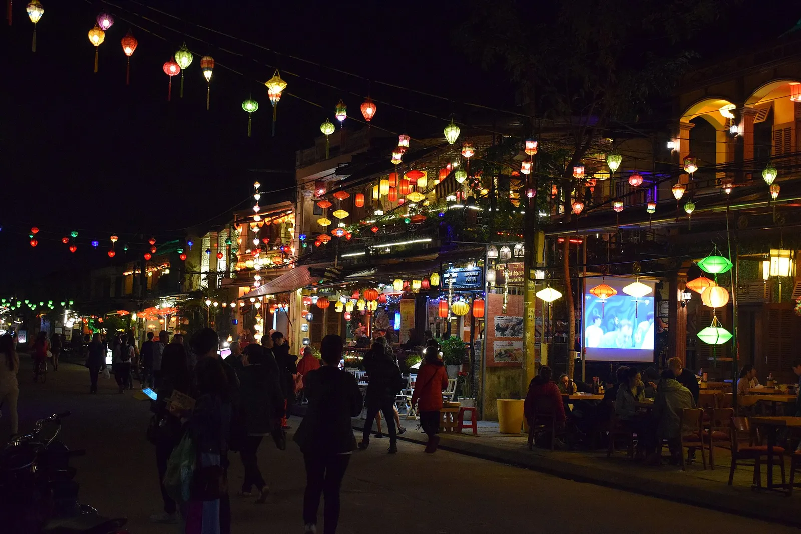 Lanterne di Hoi An di notte Lanterne colorate illuminate di notte nel centro storico di Hoi An durante una luna di miele in Vietnam
